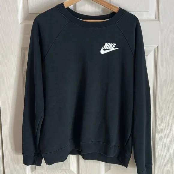 Nike Women’s Graphic Crew-Neck Sweatshirt - Picture 4 of 5